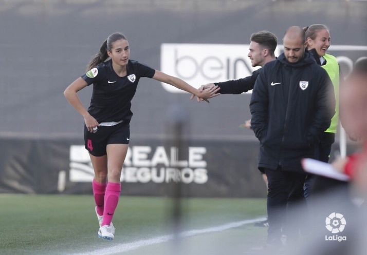 Lucía Rodríguez, vecina de Covaleda, recibe ánimos desde el carril. LaLiga