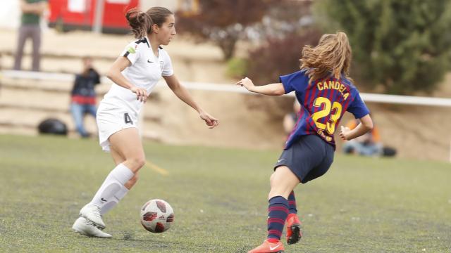 Lucía Rodríguez intenta zafarse de una jugadora del FC Barcelona en Matapiñonera. LFP