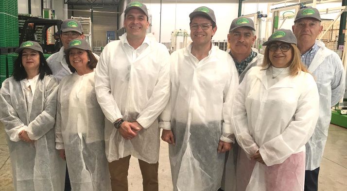 En el centro, Mañueco con el candidato a la alcaldía burgense durante la visita a Nufri. 