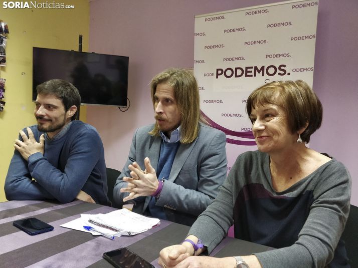 Pablo Fernández, al lado de Marisa Muñoz, comparece en la sede de Podemos en la capital de Soria.