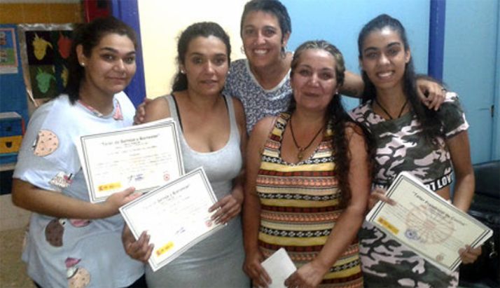 Mujeres del colectivo gitano con diplomas acreditativos tras un curso formativo. /UR