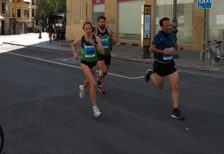 Navascués corriendo por las calles de Pamplona.