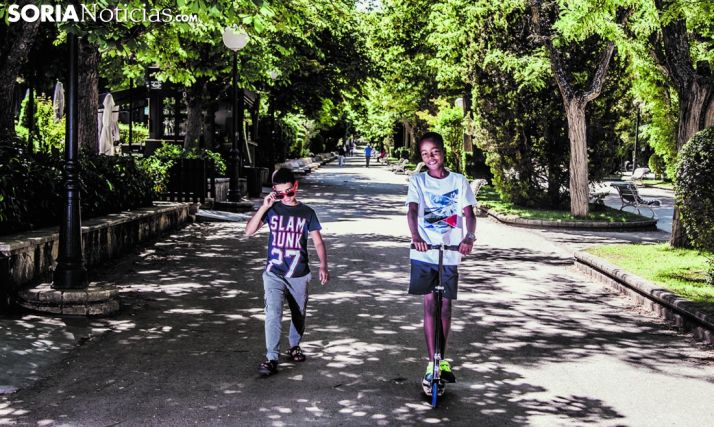 Niños saharauis en la alameda de Cervantes, en la capital soriana. /SN
