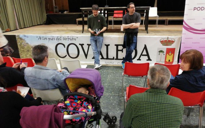 Jorge Ramiro (izda.), José Luis San Juan antes del encuentro con los vecinos. Marisa Muñoz, sentada a la derecha. /PS 