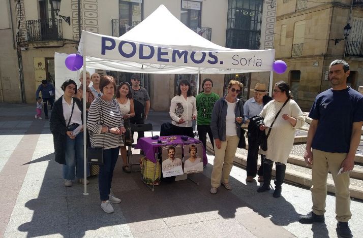 Muñoz (en primer término a la izda.) con miembros de la formación esta mañana en la plaza del Rosel. /PS