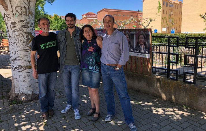 Integrantes de la lista de Podemos en su visita a la demarcación de Arcos. /PS