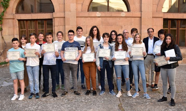 Los premiados, esta tarde de martes en el patio del IES Antonio Machado, en la capital soriana. /Jta.