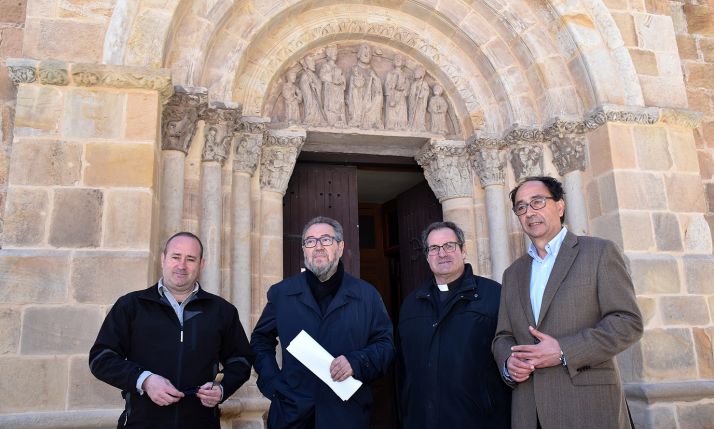 Yagüe (izda.), De la Casa, Oliva y López en la portada principal del templo. /Jta.