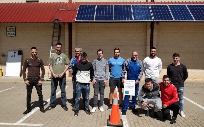 Alumnos y profesores en el patio exterior del parque de maquinaria. 