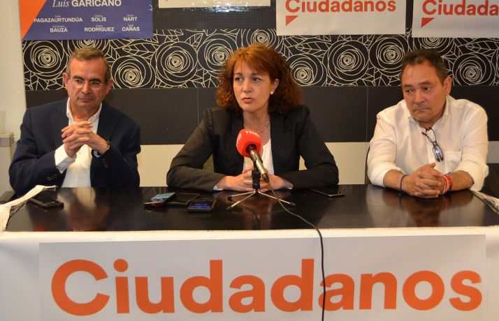 Rodríguez, entre De Lózar (izda.) y De Gregorio esta tarde. /SN