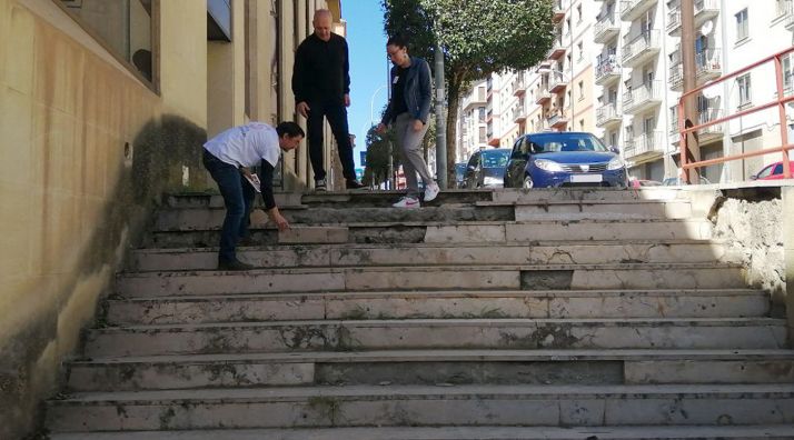 Luis Alberto Romero, Enrique García y Teresa Madrid en las escalerillas de la calle Santo Tomé. /SeC