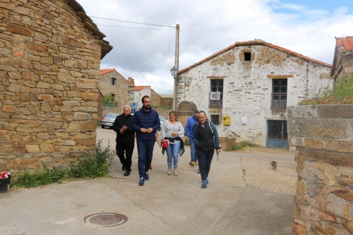 Ángel Hernández, en la foto, y Virgina Barcones han visitado esta mañana Tierras Altas y El Burgo de Osma.