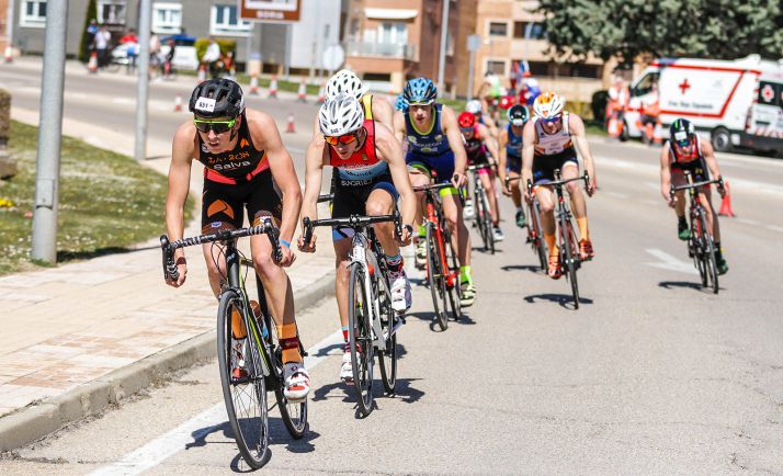 La Federación de Triatlón de Castilla y León reconoce la labor policial y sanitaria del Duatlón de Soria