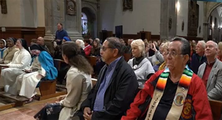 Indios jumanos en el templo de Los Milagros el pasado fin de semana. /DOS