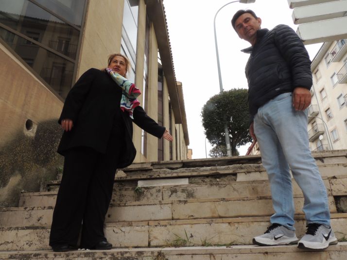 Yolanda de Gregorio y Carlos Castro señalan escalones rotos. PP de Soria