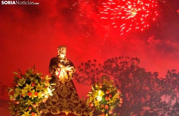 Una imagen de la Bajada de Jesús, en Almazán, caracterizada por su gran despliegue pirotécnico. /SN