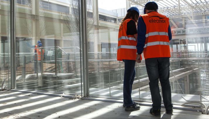 Técnicos de Elecnor supervisan en un edificio el proyecto de instalación eléctrica. /Elecnor