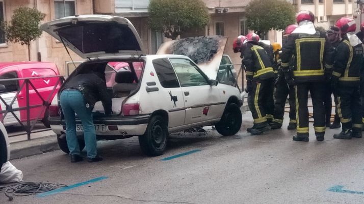 Arde un coche en la calle Doctrina. sN