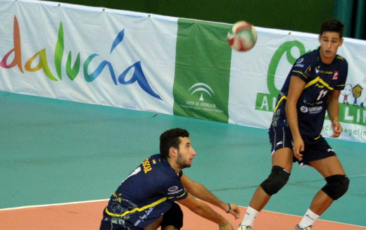 Óscar Prades recepciona un balón. RFEVB