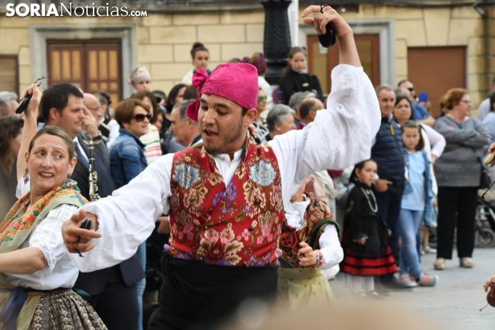 FOTOS: Colorida y festiva ofrenda floral a la Virgen de los Milagros