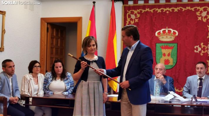 Elia Jiménez recoge el bastón de alcaldía del regidor saliente Gerardo Martínez. /SN