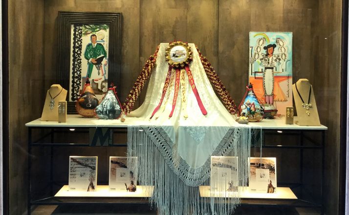 Obras expuestas en la conocida joyería de El collado. 