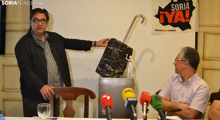 Sánchez (izda.) explica el proyecto en presencia de Vallejo. /SN