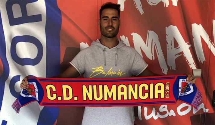 El jugador, en la sede del club soriano. /CDN