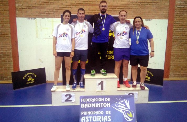 Los jugadores sorianos en el podio de Pravia. 