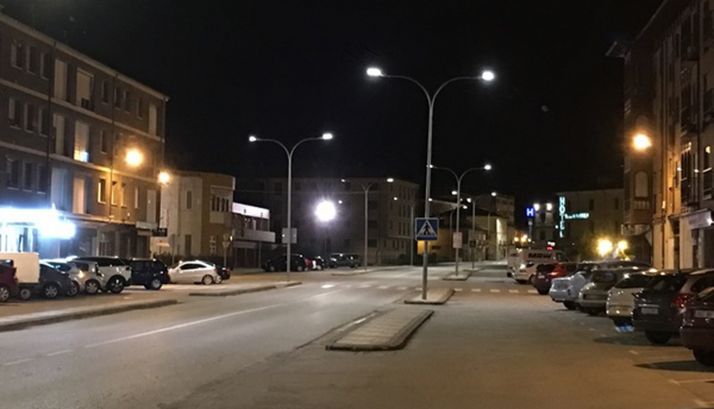Una calle burgense con iluminación nocturna. 