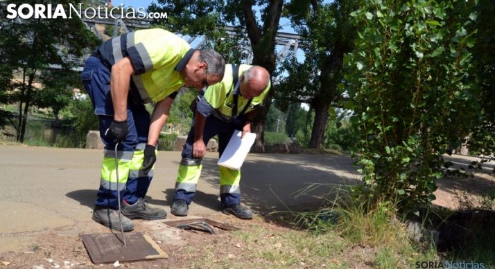 Operarios municipales inspeccionan una cometida eléctrica tras un robo de cableado en 2014. /SN