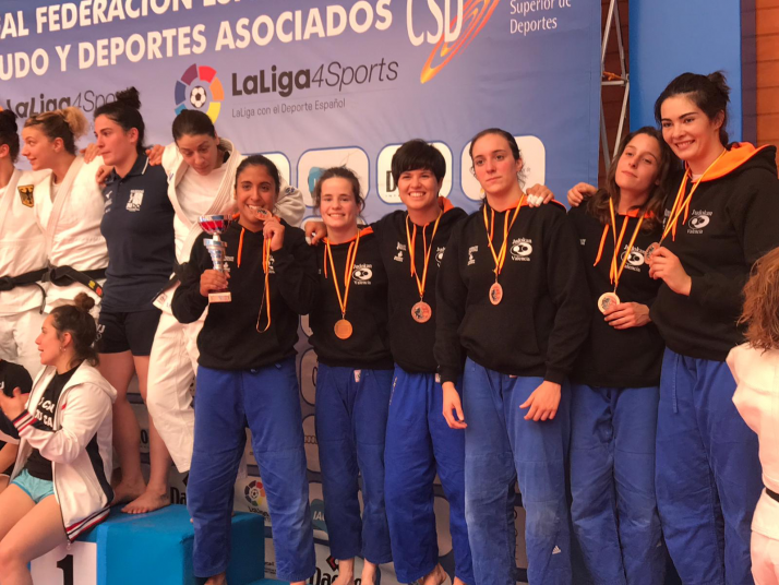Rocío García, segunda de negro empezando por la izquierda, muerde la medalla de bronce en el Nacional de Clubes.
