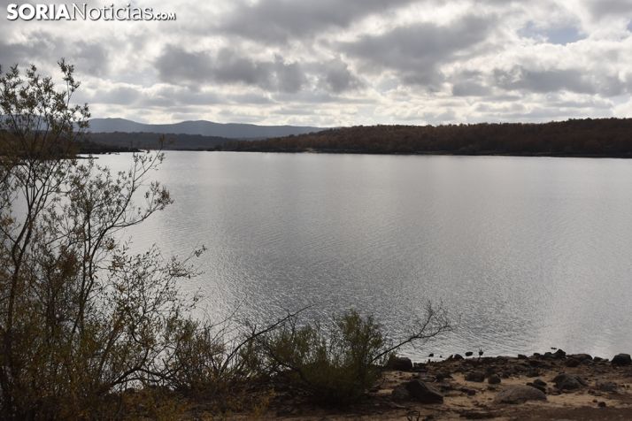 El agua embalsada baja un punto porcentual en una semana