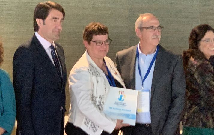 El consejero (izda.) entregando el premio a responsables del IES. /CFIE