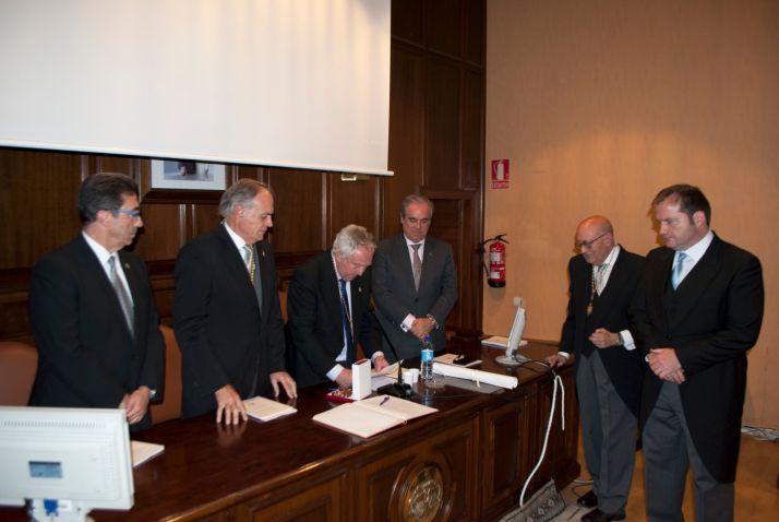 El presidente de los farmacéuticos de CyL ingresa en la Academia de Medicina y Cirugía de Valladolid.