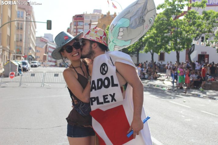 Galería de fotos: Disfraces y juerga contra el calor de la tarde en el Viernes de Toros