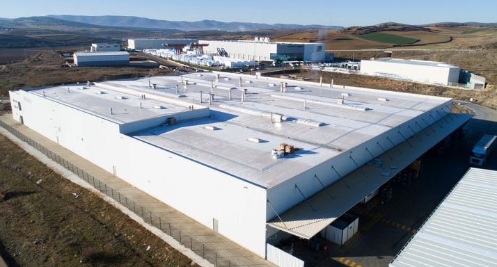 Vista aérea de la factoría tras las obras en su cubierta. /Silka