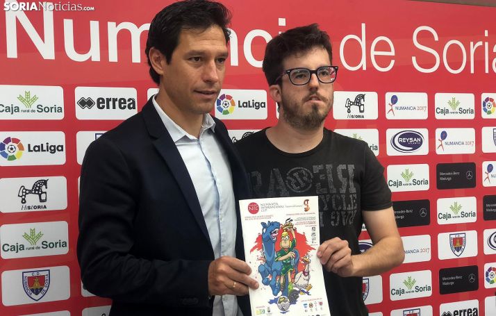 Javi del Pino (izda.) y Bernat Díez en la presentación del torneo esta mañana de jueves. /SN