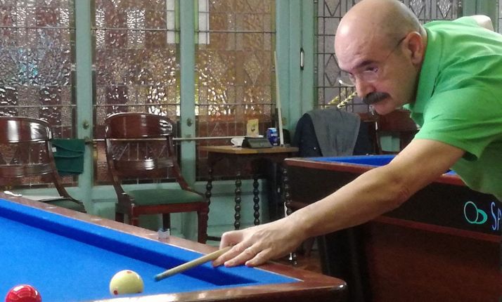 Pedro Camarero, billarista del club del Casino. 