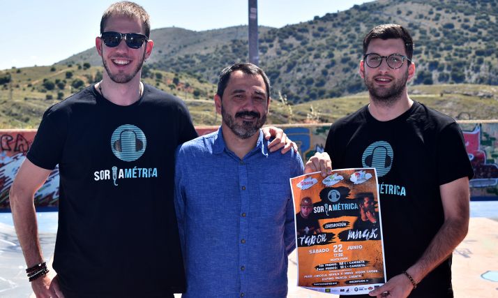 Muñoz, junto a dos de los organizadores. /Ayto. 