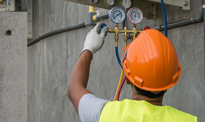 Rebi precisa un calefactor-fontanero y un albañil