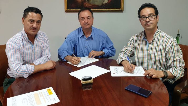 El alcalde, en el centro, con representates de la adjudicataria. 