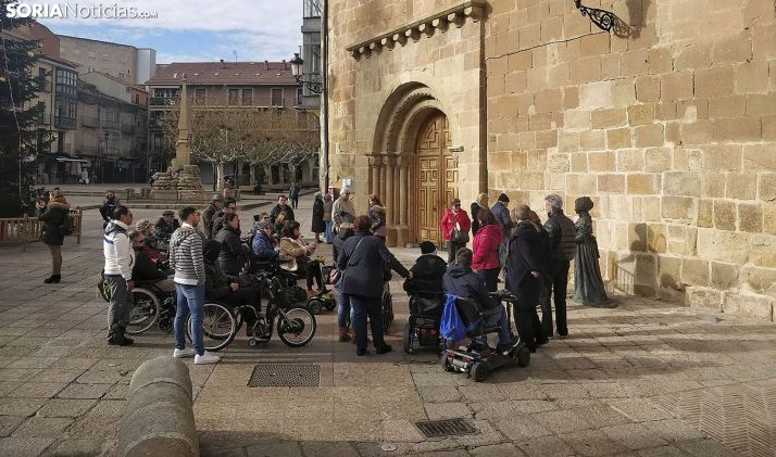 Un grupo de turistas ante el pórtico de La Mayor y la estatua de Leonor Izquierdo. /SN