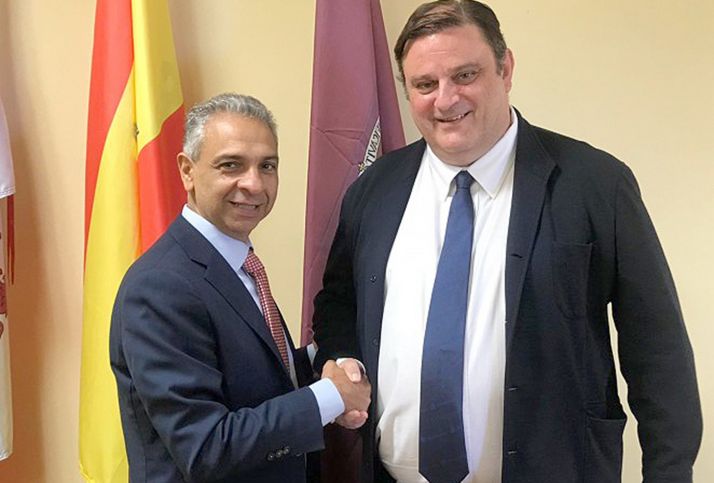 Moisés Israel Garzón y José Luis Ruiz tras la rúbrica del acuerdo en la Escuela de Ingenierías del Campus. 