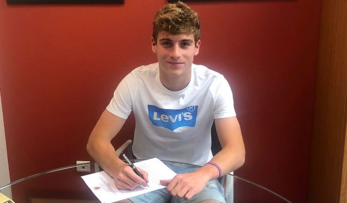 Ander Vidorreta rubrica su compromiso con el Numancia. /CDN