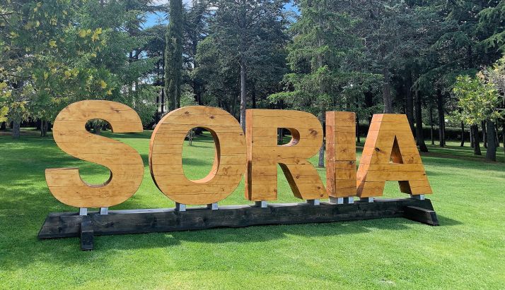 El nombre de la ciudad, en madera autóctona, en la Alameda Cervantes. /Ayto.