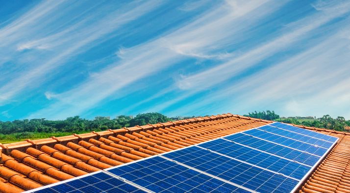 Paneles de energía solar fotovoltaica en un tejado doméstico. 