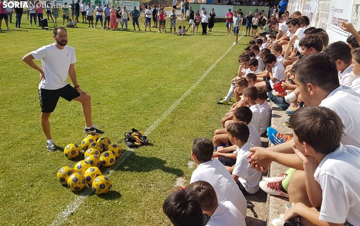 Machín, dirigiéndose a los jóvenes futbolistas. /SN