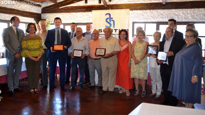 Foto de familia de los galardonados este lunes. /SN