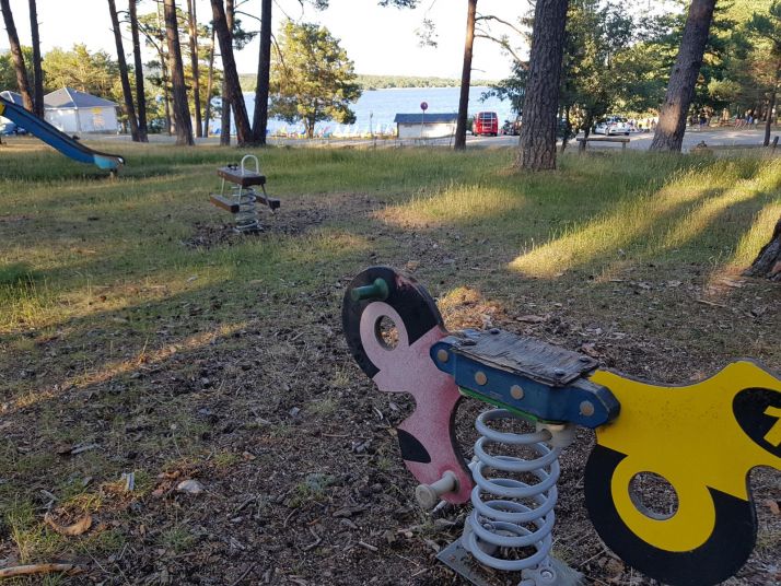 Denuncian el abandono del parque infantil de la Playa Pita